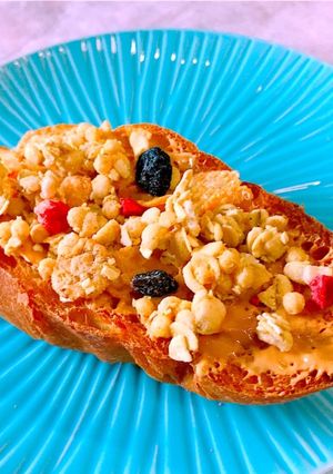 ピーナッツクリームとグラノーラのトースト-レシピのメイン写真