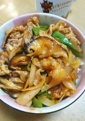 フライパン1つでポークチャップ風丼♥゛-レシピのメイン写真