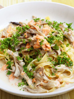 秋鮭と舞茸の和風白味噌クリームパスタ-レシピのメイン写真