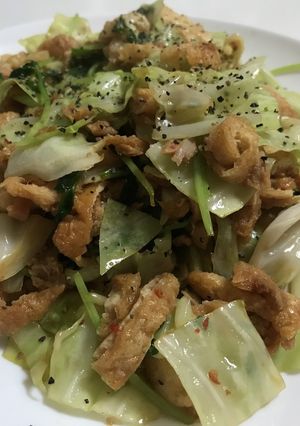 簡単！豆苗　油揚げ　キャベツのピリ辛炒め-レシピのメイン写真