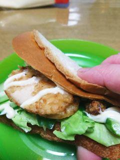 唐揚げのっけてパパっとサンド♥゛-レシピのメイン写真