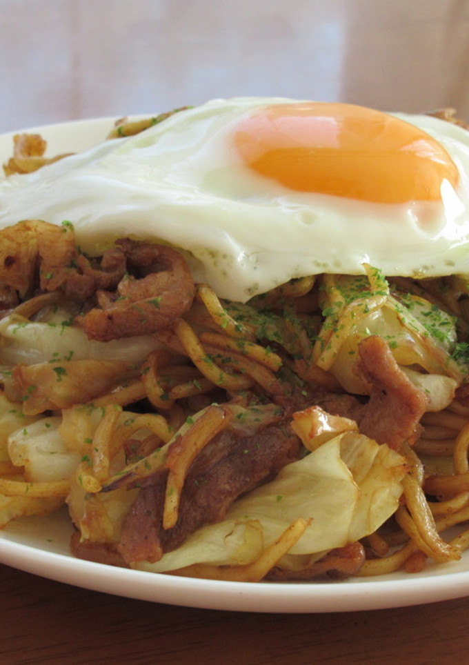 目玉焼きがとろ～り！絶品！簡単焼きそば-レシピのメイン写真