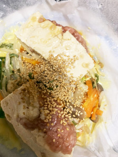 肉詰め豆腐餃子風と野菜のレンジ酒蒸し-レシピのメイン写真