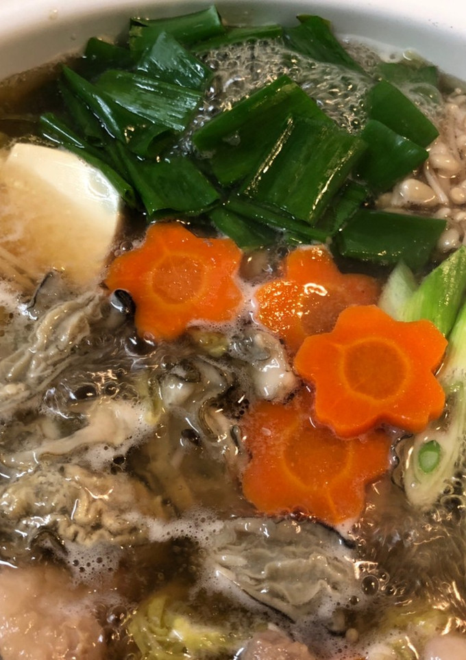 やまと芋とレモンで食べる☆牡蠣と鶏肉の鍋-レシピのメイン写真