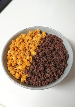 牛そぼろ2色丼-レシピのメイン写真