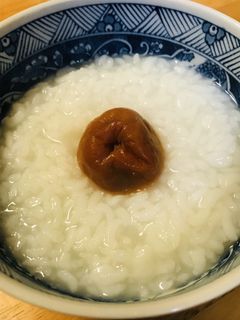 水から塩粥●シンプル梅干しのせ-レシピのメイン写真