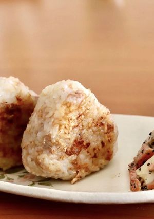 ごま油で香ばしい生姜とツナの焼きおにぎり-レシピのメイン写真