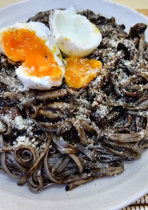 うどんでイカ墨ソースを使ってパスタ風-レシピのメイン写真