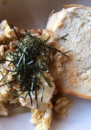 納豆と親子丼（の具）を米粉パンに添えて-レシピのメイン写真