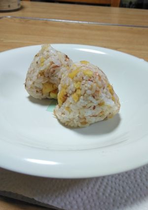 おかか海老天揚げ玉おにぎり-レシピのメイン写真
