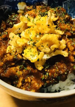鶏そぼろ＆炒り玉子キーマカレー丼-レシピのメイン写真
