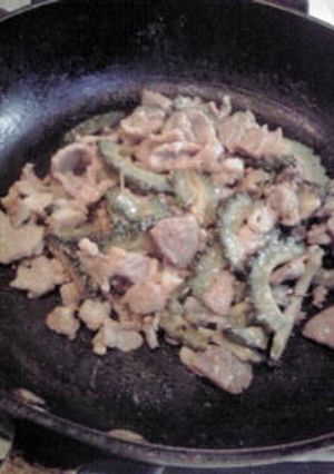 一人暮らしの：豚肉とゴーヤの炒め物-レシピのメイン写真