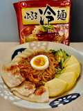 黄リンゴと豚バラの旨辛ふるるビビン冷麺！