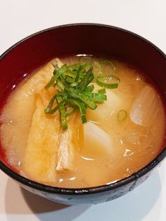 玉ねぎとじゃがいもと油揚げのお味噌汁-レシピのメイン写真