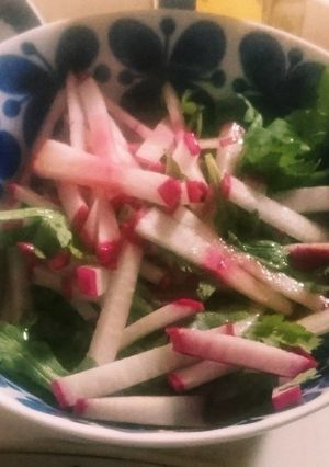 胡麻油をジュッとかけた春菊と大根のサラダ-レシピのメイン写真