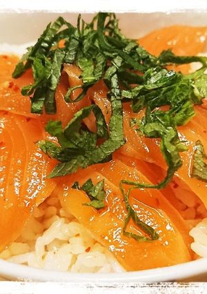 １人ご飯☆サーモンのピリ辛漬け丼-レシピのメイン写真