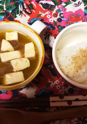 オニオンリング入りの温かいスープ-レシピのメイン写真