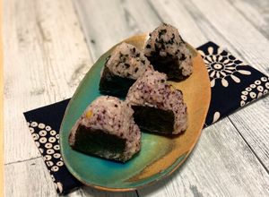 少し残った雑穀米ご飯で☆簡単おにぎり2種-レシピのメイン写真
