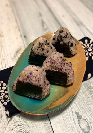 少し残った雑穀米ご飯で☆簡単おにぎり2種-レシピのメイン写真