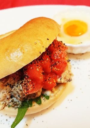 鯖缶でベーグルサンドと♪レンチン目玉焼き-レシピのメイン写真
