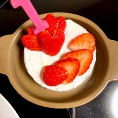 A picture of 1歳の誕生日に◎ヨーグルトいちごクリーム.