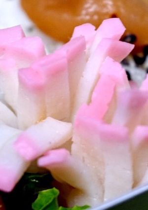お弁当の彩に✿アザミのようなお花の蒲鉾✿-レシピのメイン写真