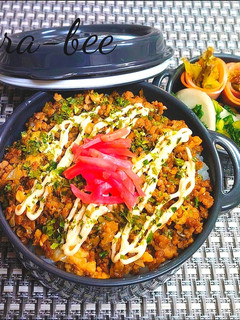 我が家流B級グルメ!焼きそばそぼろ丼-レシピのメイン写真