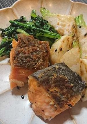 カブと鮭のゴマ油焼き×SHiBOROUS-レシピのメイン写真