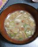 私の好きなオクラなめこエノキの味噌汁