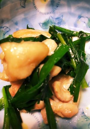 簡単！鳥もも肉とニラのめんつゆバター炒め-レシピのメイン写真