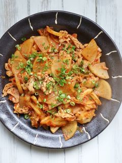 ピリ辛で簡単!豚肉と大根のキムチ炒め-レシピのメイン写真