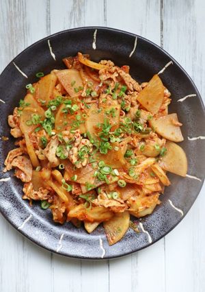 ピリ辛で簡単！豚肉と大根のキムチ炒め-レシピのメイン写真