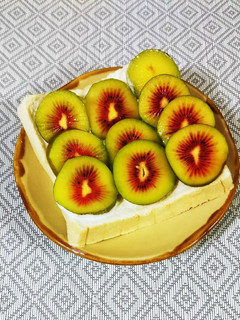 キウイとクリチのオープンサンド-レシピのメイン写真
