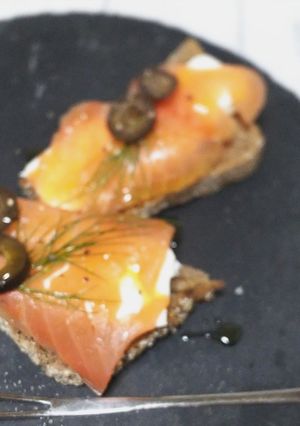 ライ麦パンとサーモンのチーズカナッペ風-レシピのメイン写真