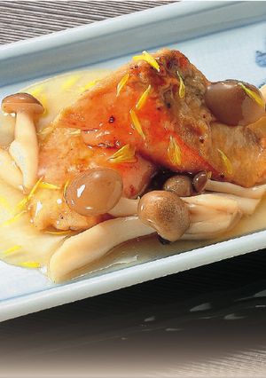 秋鮭のしめじと菊のあんかけ-レシピのメイン写真