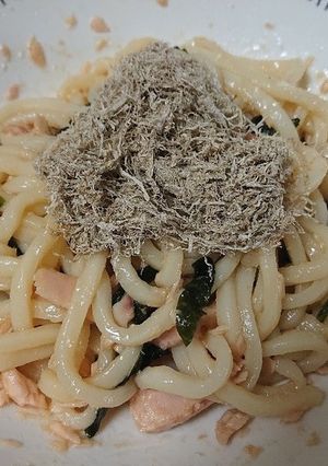超ずぼらランチ。ツナ缶でワカメうどん-レシピのメイン写真