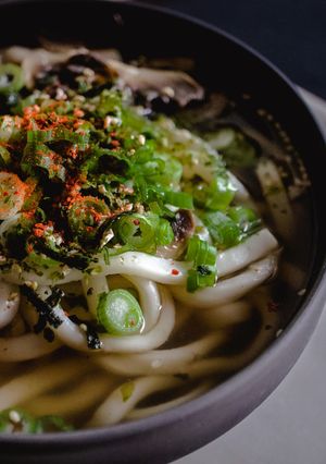 大類勇人男飯！手抜きねぎだくしめじうどん-レシピのメイン写真