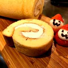 รูปของ シフォンロールケーキとイチゴのサンタ