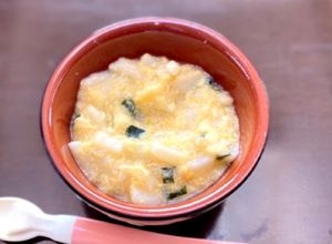 【離乳食中期7ヶ月〜】卵とワカメのうどん-レシピのメイン写真