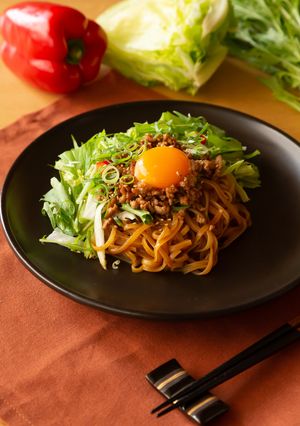野菜サラダと食べる♪汁なしカレー担担めん-レシピのメイン写真