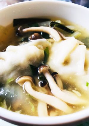 1人ご飯に！野菜いっぱい冷凍餃子スープ-レシピのメイン写真