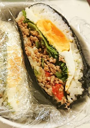 ガパオライス風...♪*ﾟ爆弾おにぎり-レシピのメイン写真