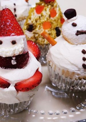 クリスマスカップケーキ／サンタと雪だるま-レシピのメイン写真