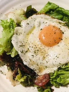 ガーリックソースになる目玉焼きのサラダ-レシピのメイン写真