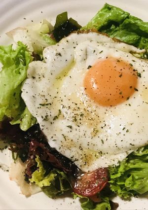 ガーリックソースになる目玉焼きのサラダ-レシピのメイン写真