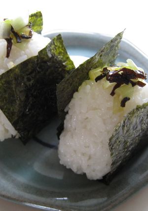 熱々☆太白ごま油で塩こんぶ&ねぎおにぎり-レシピのメイン写真