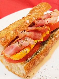 ベーコンエッグトマトの♪バケットサンド-レシピのメイン写真