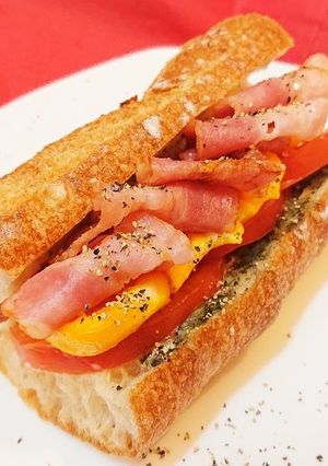 ベーコンエッグトマトの♪バケットサンド-レシピのメイン写真