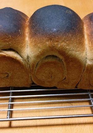フワフワな全粒粉の割合が多めの食パンです-レシピのメイン写真