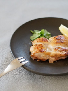 味付けは塩のみ!簡単チキンソテー-レシピのメイン写真